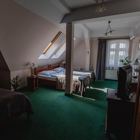 Hotel Aslan ทานอฟสเก กูเร ภายนอก รูปภาพ